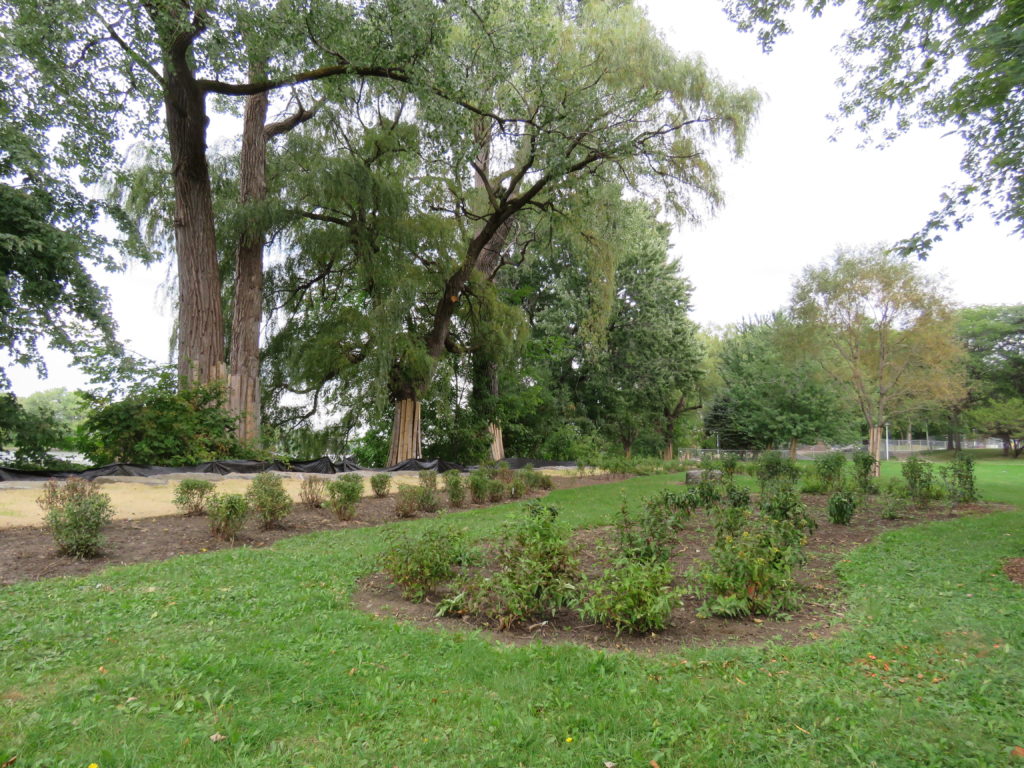 Situé dans Ahuntsic-Cartierville, Le parc Raimbault offre des espaces verts propices à la relaxation.