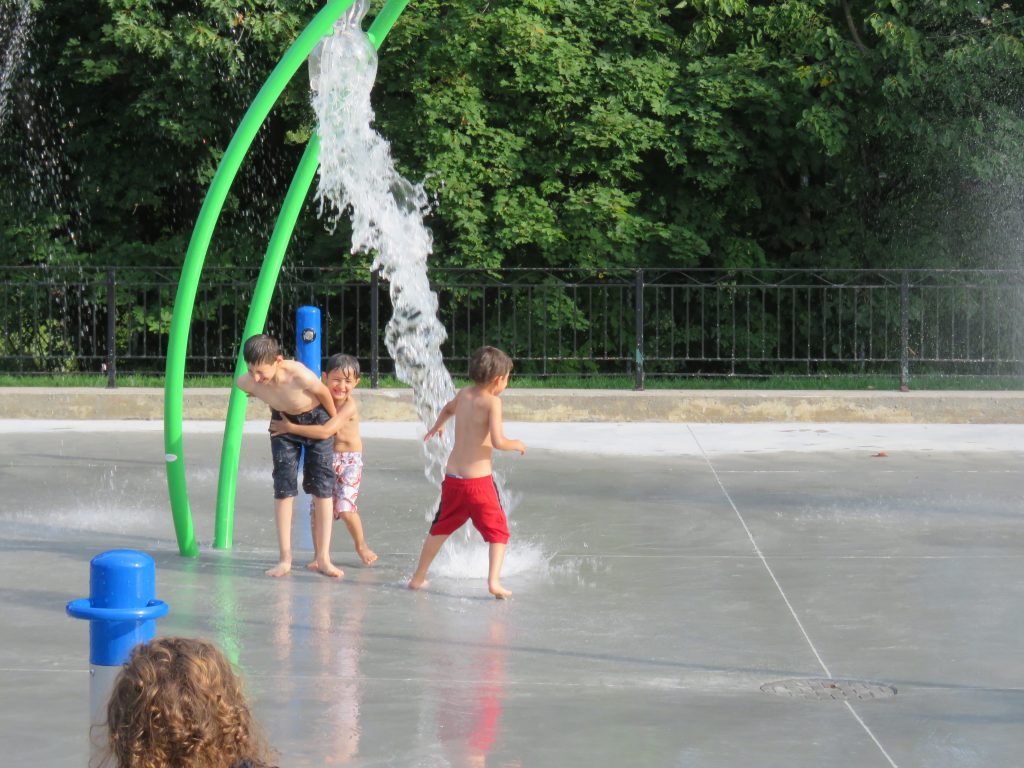 Pendant l'été, les petits et les grands peuvent se rafraîchir dans les jeux d'eau de différents parcs d'Ahuntsic-Cartierville.