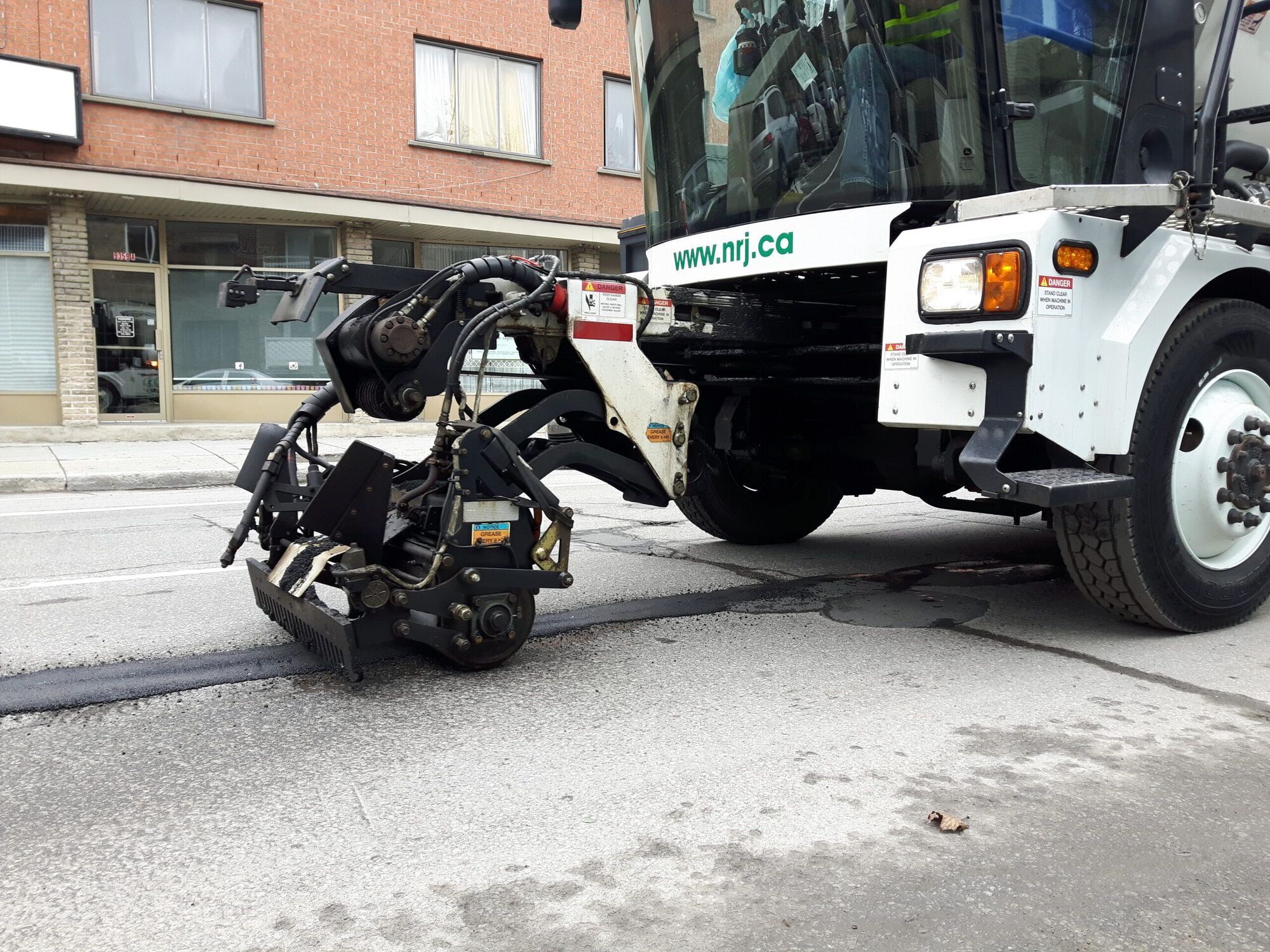 Machine à colmater les nids-de-poule en opération sur Lajeunesse (Photo : jdv - Philippe Rachiele) Ahuntsic Cartierville Montréal