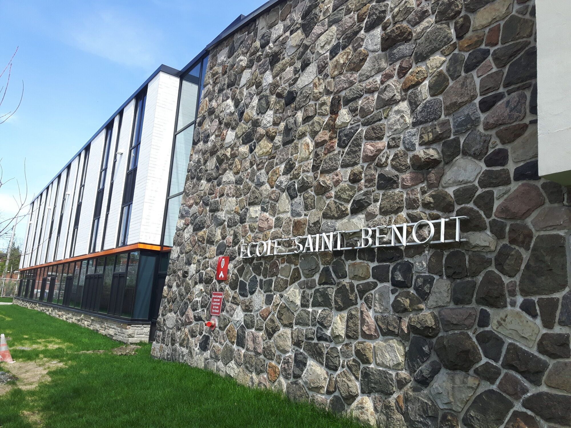 La nouvelle aile de l'école St-Benoît, à gauche du bâtiment datant de 1966 (Photo : jdv - Philippe Rachiele) csdm ahuntsic cartierville montréal