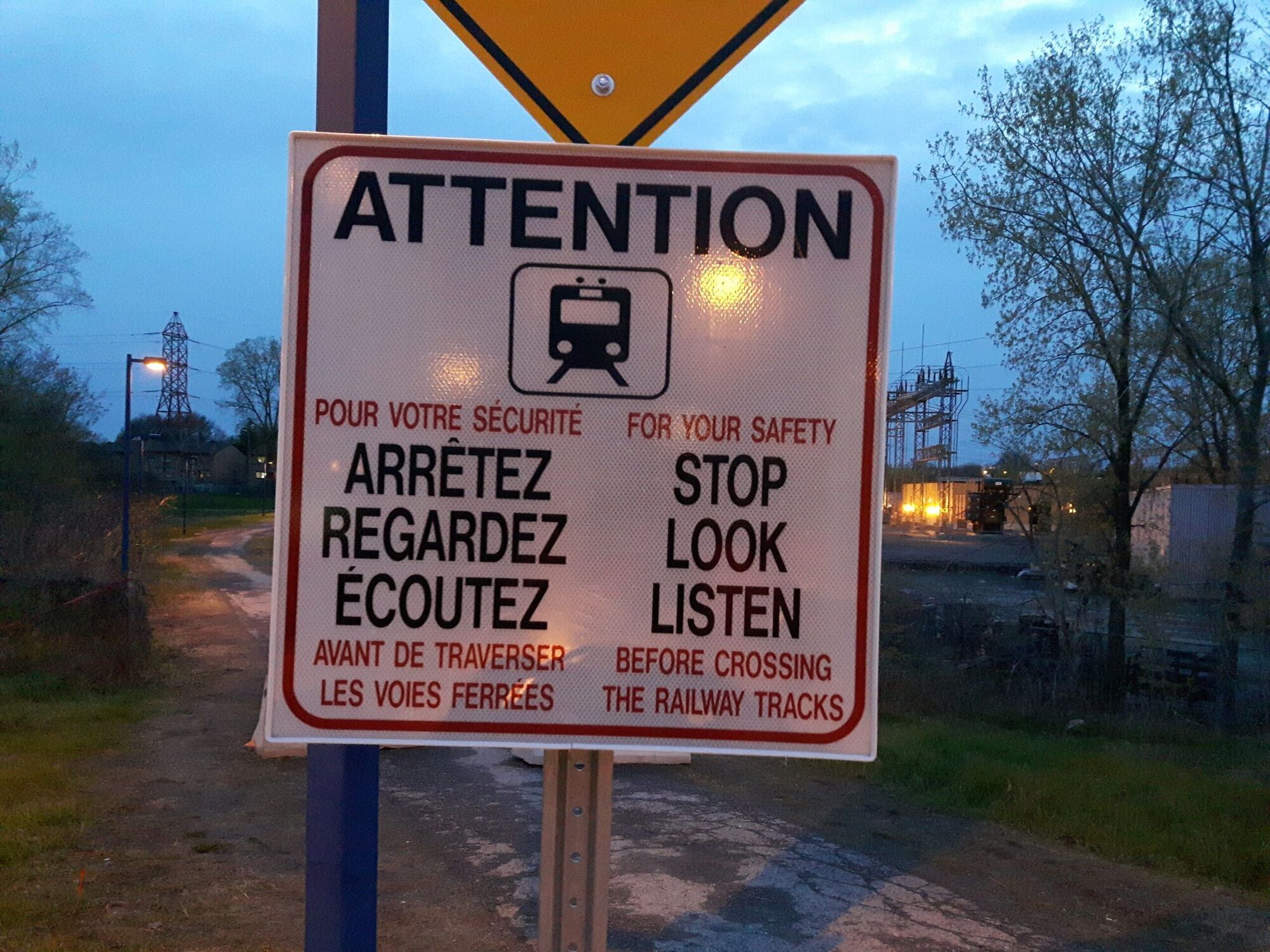 Messages et pictogrammes pour sensibiliser piétons à la sécurité pour traverser les voies à la gare Bois-Franc où un adolescent avait perdu la vie (Photo : jdv - Philippe Rachiele) Ahuntsic Cartierville Montréal St-Laurent train REM