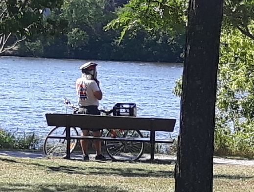 Ainé admirant la rivière au parc Maurice-Richard (Photo : jdv - Philippe Rachiele)