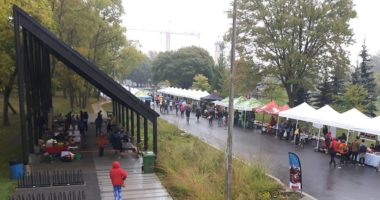 Malgré la pluie, plusieurs citoyens se sont déplacés au marché public du 28 septembre 2019 rue Basile-Routier (Photo : jdv - Philippe Rachiele)
