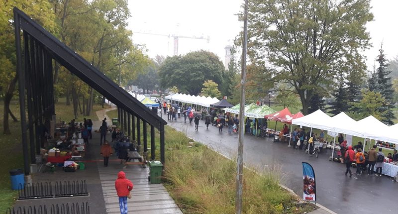 Malgré la pluie, plusieurs citoyens se sont déplacés au marché public du 28 septembre 2019 rue Basile-Routier (Photo : jdv - Philippe Rachiele)