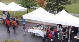 Malgré la pluie, plusieurs citoyens se sont déplacés au marché public du 28 septembre 2019 rue Basile-Routier (Photo : jdv - Philippe Rachiele)