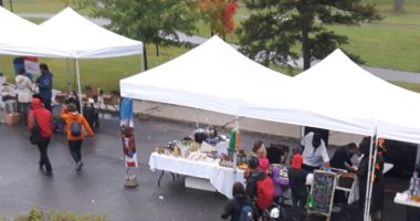 Malgré la pluie, plusieurs citoyens se sont déplacés au marché public du 28 septembre 2019 rue Basile-Routier (Photo : jdv - Philippe Rachiele)