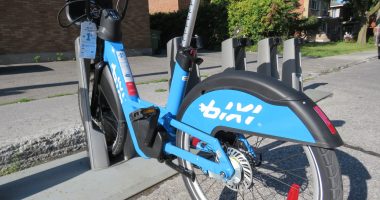 Un BIXI à assistance électrique reconnaissable à sa couleur bleue (Photo : jdv - P. Rachiele)