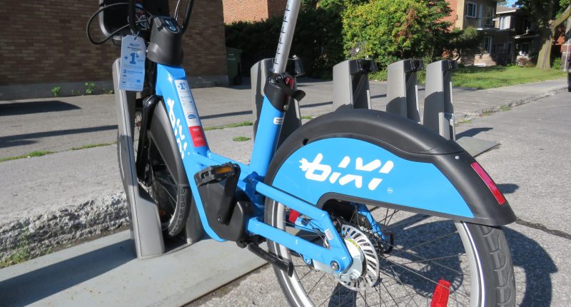 Un BIXI à assistance électrique reconnaissable à sa couleur bleue (Photo : jdv - P. Rachiele)