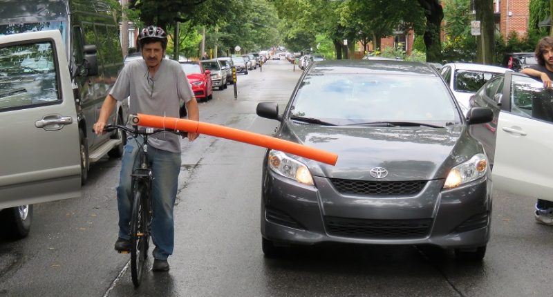 Une nouille de piscine dépassant le guidon d'exactement un mètre illustre la distance à respecter pour un dépassement dans une zone de 50 km/h (Photo : jdv - Joran Collet)