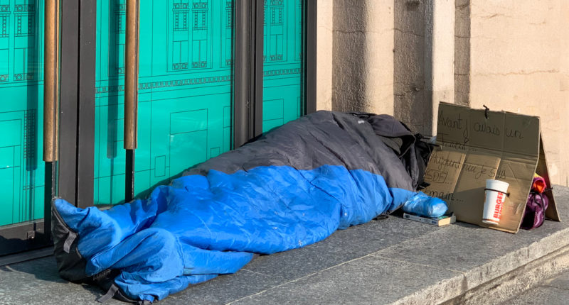 Un_sans-abri_dans_un_duvet_dans_le_centre-ville_de_Lausanne_(Suisse)