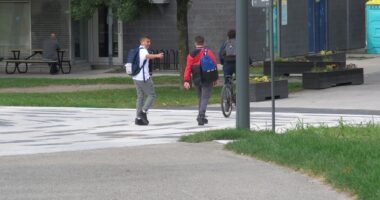 Élèves de Sophie-Barat passant dans le parc Frédéric-Back