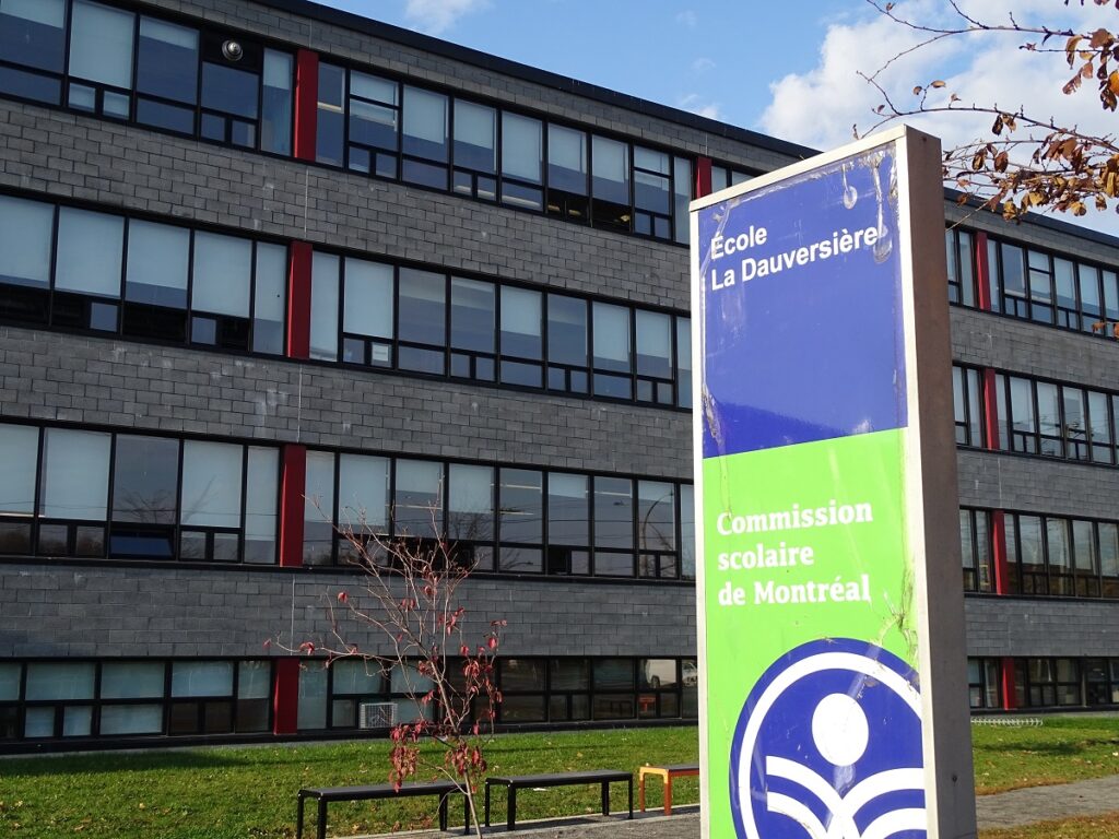 L'école secondaire École La Dauversière est située Bordeaux-Cartierville. Elle pourra bénéficier des interventions organisées dans le cadre du projet Fiche-moi la paix.