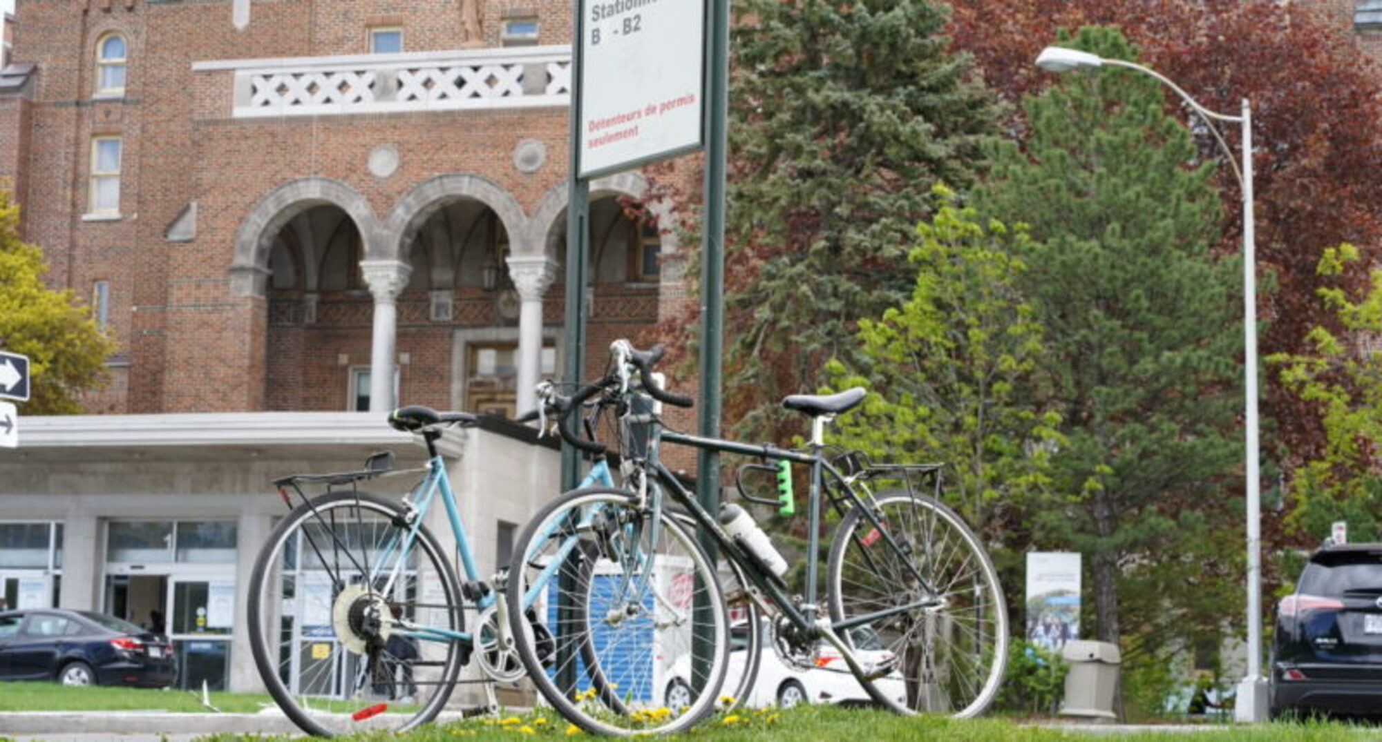 Vélo vérouillés devant l'entrée principale de l'Hôpital du Sacré-Coeur de Montréal