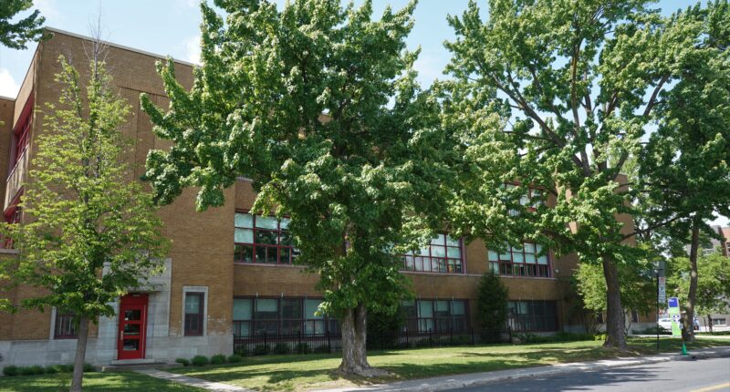 Le site situé en bordure de la rue Louvain côté nord, entre les rues Lajeunesse et Berri, correspond au débarcadère d'autobus de l'école Christ-Roi. (Photo JDV – François-Alexis Favreau)