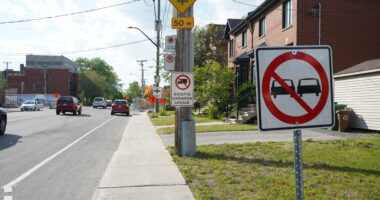 La circulation sur le boulevard O’Brien est perturbée par le chantier de la gare du ruisseau (REM), qui réduit le passage à niveau à deux voies au lieu de quatre en temps normal. (Photo JDV – François-Alexis Favreau)