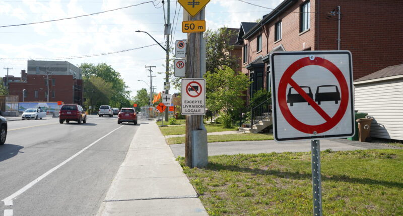 La circulation sur le boulevard O’Brien est perturbée par le chantier de la gare du ruisseau (REM), qui réduit le passage à niveau à deux voies au lieu de quatre en temps normal. (Photo JDV – François-Alexis Favreau)