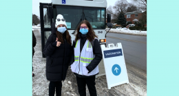 Deux jeunes filles devant le bus de vaccination mobile