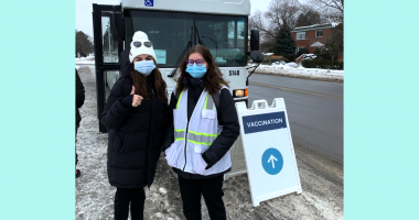 Deux jeunes filles devant le bus de vaccination mobile