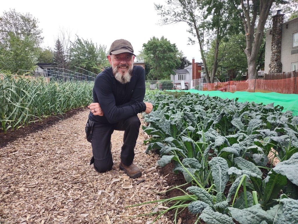 Réal Migneault devant une planche de kale