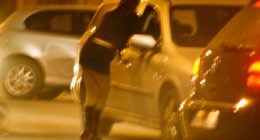 Prostituée négocie avec un client