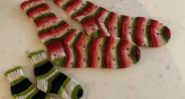 Paires de bas pour maman et bébé, tricotées par la maman d’une directrice d’école.