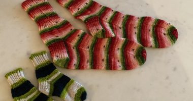 Paires de bas pour maman et bébé, tricotées par la maman d’une directrice d’école.