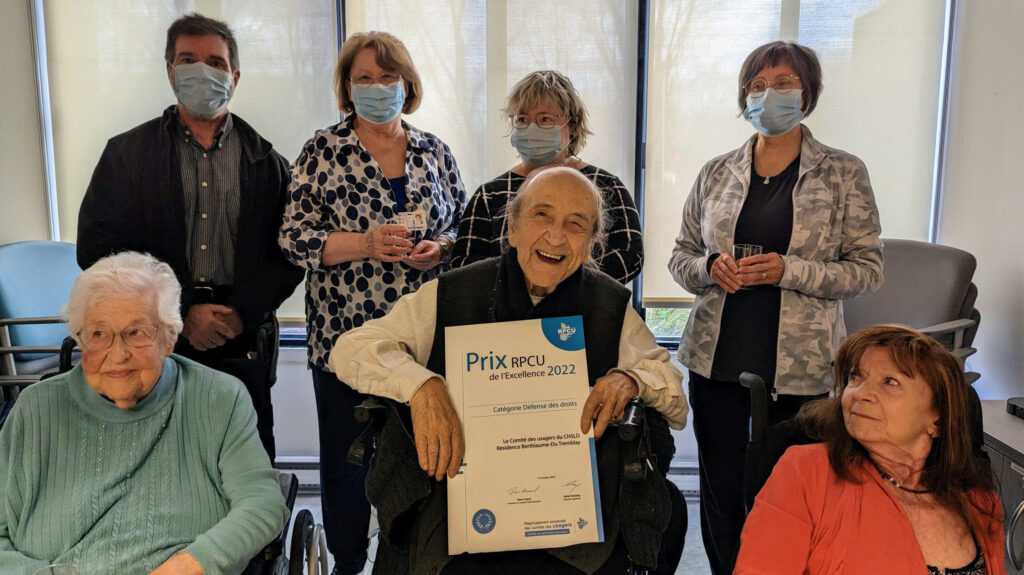 Dans l'ordre : Richard Pelletier, secrétaire-trésorier, Claudette Marette, conseillère, Sylvie Tremblay, directrice générale du RPCU, Céline Dupras, présidente, Alice Pelletier, conseillère, Éric Renaud, président du comité, et Hélène Beaudin, conseillère.