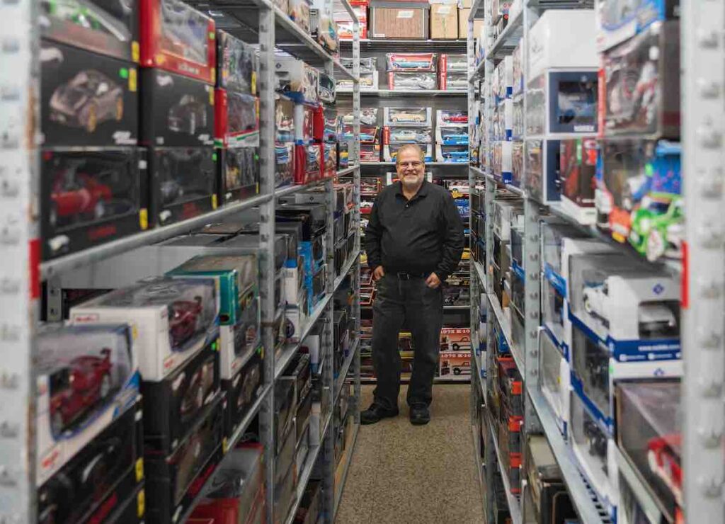 Gilbert Goyer dans sa boutique Autos-suggestions à Ahuntsic-Cartierville