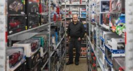Gilbert Goyer dans sa boutique Autos-suggestions à Ahuntsic-Cartierville
