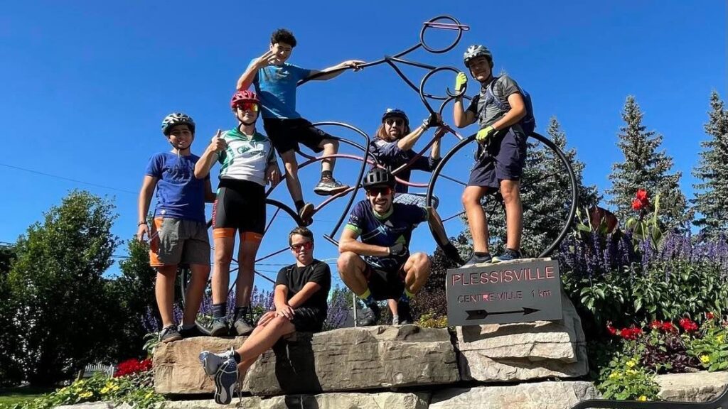 Les scouts éclaireurs du 103e groupe Saint-André-Apôtre et leur animateur Pascal-Olivier Dumas-Dubreuil, lors du camp d'été de cyclotourisme.