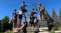 Les scouts éclaireurs du 103e groupe Saint-André-Apôtre et leur animateur Pascal-Olivier Dumas-Dubreuil, lors du camp d'été de cyclotourisme.