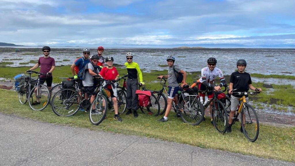 Les scouts éclaireurs et leur animateur, 103e groupe Saint-André-Apôtre