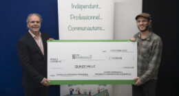 André Véronneau, membre du archive.jdv.symbiodev.xyz et président de Location d'outils Simplex et Simon Van Vliet, éditeur du Journaldesvoisins.com. M. Véronneau a fait un don au JDV de 15 000 $ pour la série 2022-2023 d'Opération Patrimoine. (Photo: François Robert-Durand, JDV)