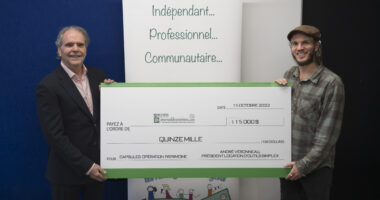 André Véronneau, membre du archive.jdv.symbiodev.xyz et président de Location d'outils Simplex et Simon Van Vliet, éditeur du Journaldesvoisins.com. M. Véronneau a fait un don au JDV de 15 000 $ pour la série 2022-2023 d'Opération Patrimoine. (Photo: François Robert-Durand, JDV)