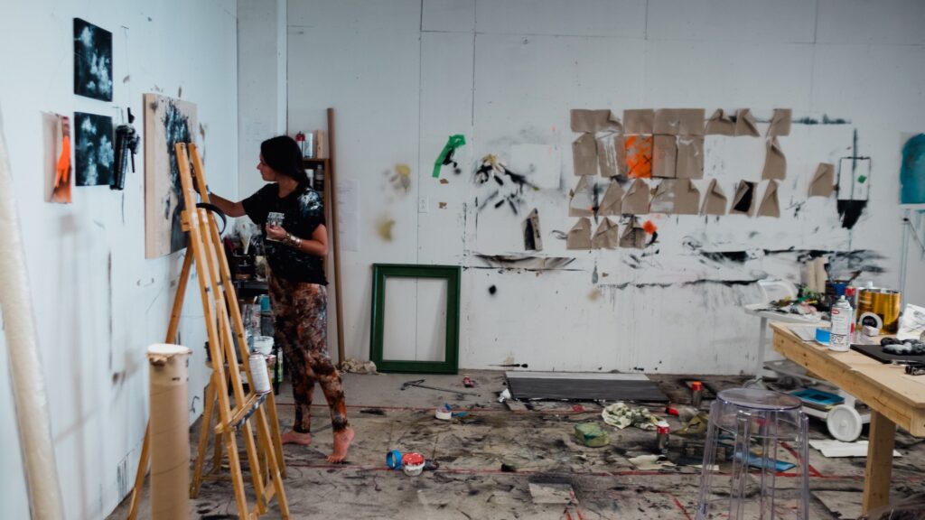 La peintre Marie-Chloé Duval au travail dans son atelier.