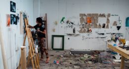 La peintre Marie-Chloé Duval au travail dans son atelier.