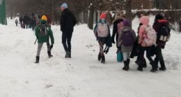 Élèves et parents se rendant à l'école St-André-Apôtre à pied (Photo : Philippe Rachiele, JDV)