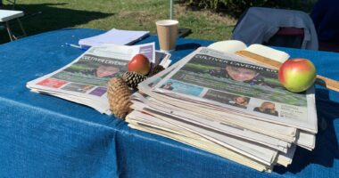 L'édition imprimée bimestrielle du Journal des voisins, surnommée le Mag papier, existe depuis 2012 et est tirée à 69 000 exemplaires (Photo: Simon Van Vliet, JDV) - Devenez membre pour perpétuer votre information hyperlocale et de qualité