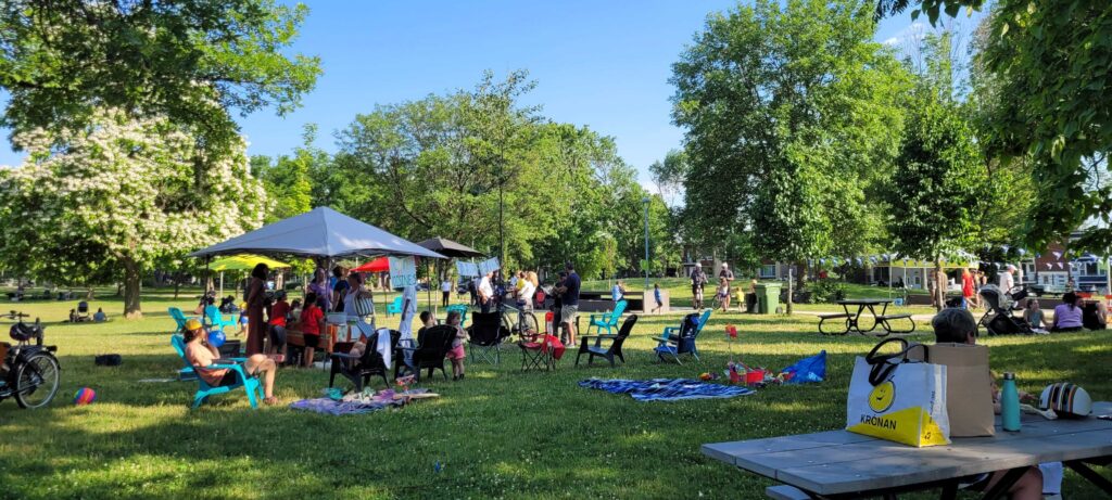 Le parc Tolhurst est un lieu de rassemblement populaire pendant l'été dans Ahuntsic-Cartierville.