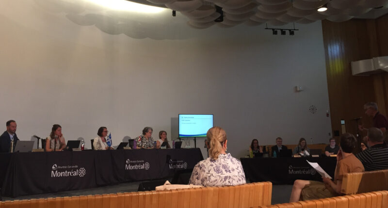 Le conseil d'arrondissement du 4 juillet se tenait à la salle Charles-Daudelin au Centre culturel et communautaire de Cartierville (Photo: Camille Vanderschelden, JDV)