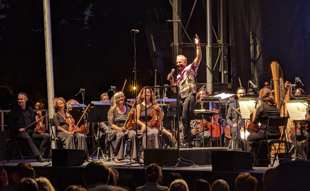 Yannick Nézet-Séguin lors du concert de l'Orchestre Métropolitain au parc Ahuntsic en août 2023.