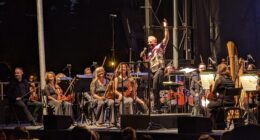 Yannick Nézet-Séguin lors du concert de l'Orchestre Métropolitain au parc Ahuntsic en août 2023.