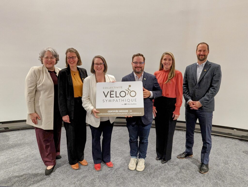 Le conseil d'arrondissement reçoit la certification VÉLOSYMPATHIQUE décerné par Vélo Québec. (Photo: Loubna Chlaikhy, JDV)