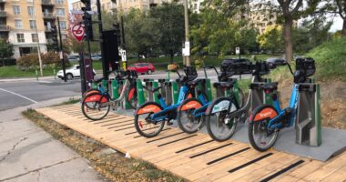 Les premières stations en bois ont été installées à Ahuntsic-Cartierville afin d'accueillir les vélos Bixi cet hiver. (Photo: courtoisie La Hutte)