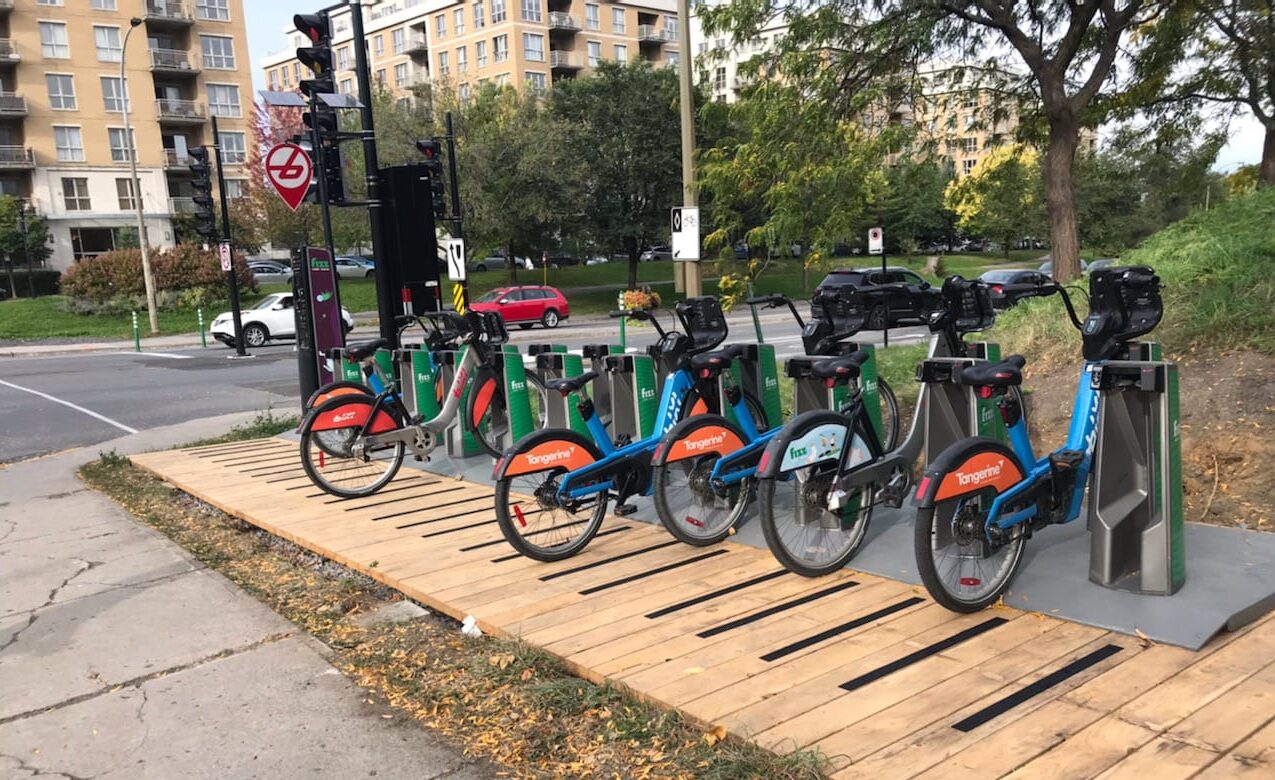 Les premières stations en bois ont été installées à Ahuntsic-Cartierville afin d'accueillir les vélos BIXI cet hiver. (Photo: courtoisie La Hutte)