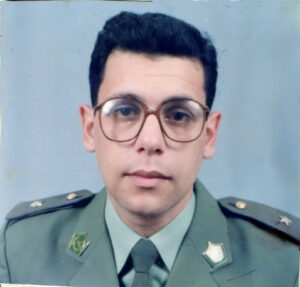 amine esseghir 1996 uniforme armée livre