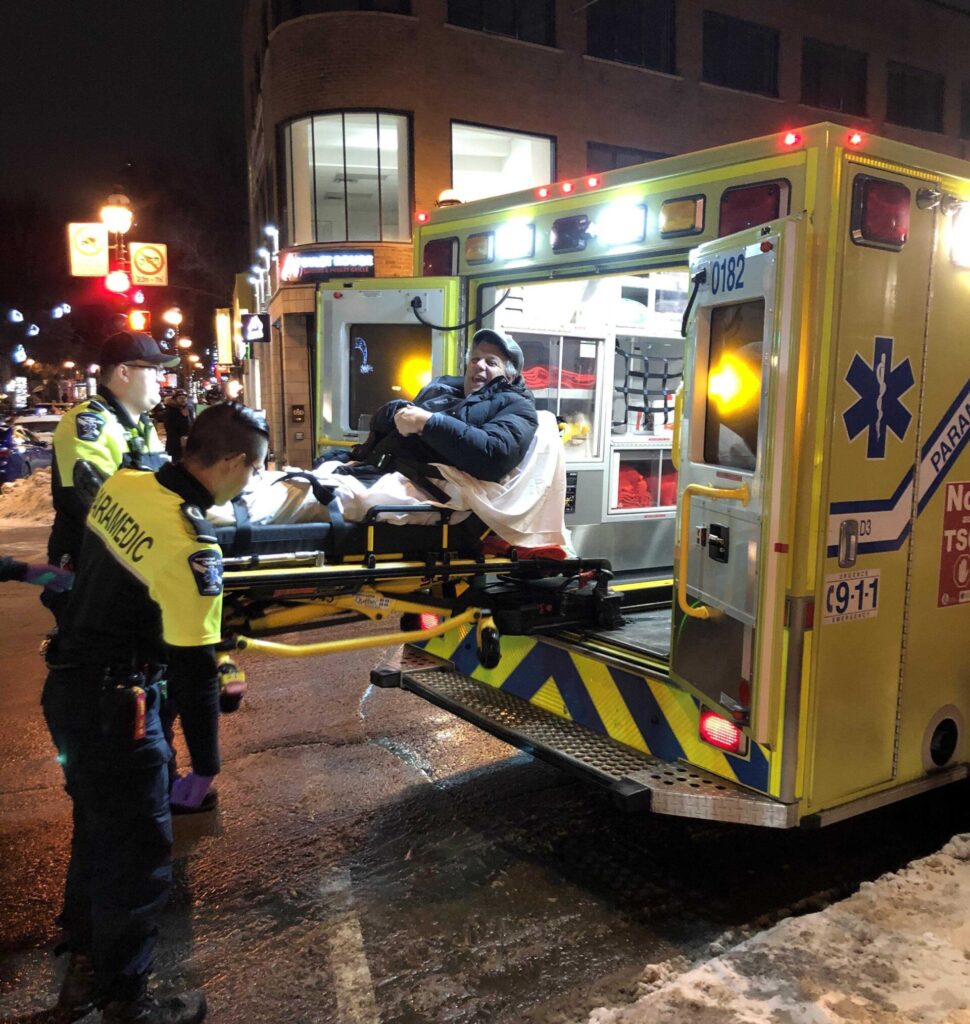 Notre journaliste, Amine Esseghir, après une chute sur un trottoir glacé. (Photo: Quentin Parisis, Facebook)