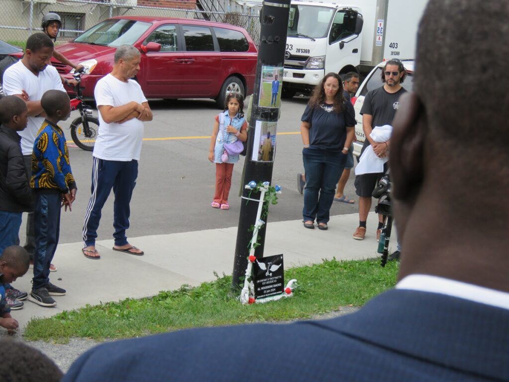 Al Housseini Diacko trottinette blanche
