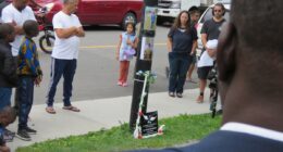 Al Housseini Diacko trottinette blanche