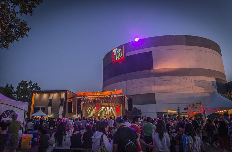 La TOHU, située dans Ahuntsic-Cartierville, accueille plusieurs spectacles par année. On peut y voir autant des spectacles montés par des artistes expérimentés que par des artistes émergents.